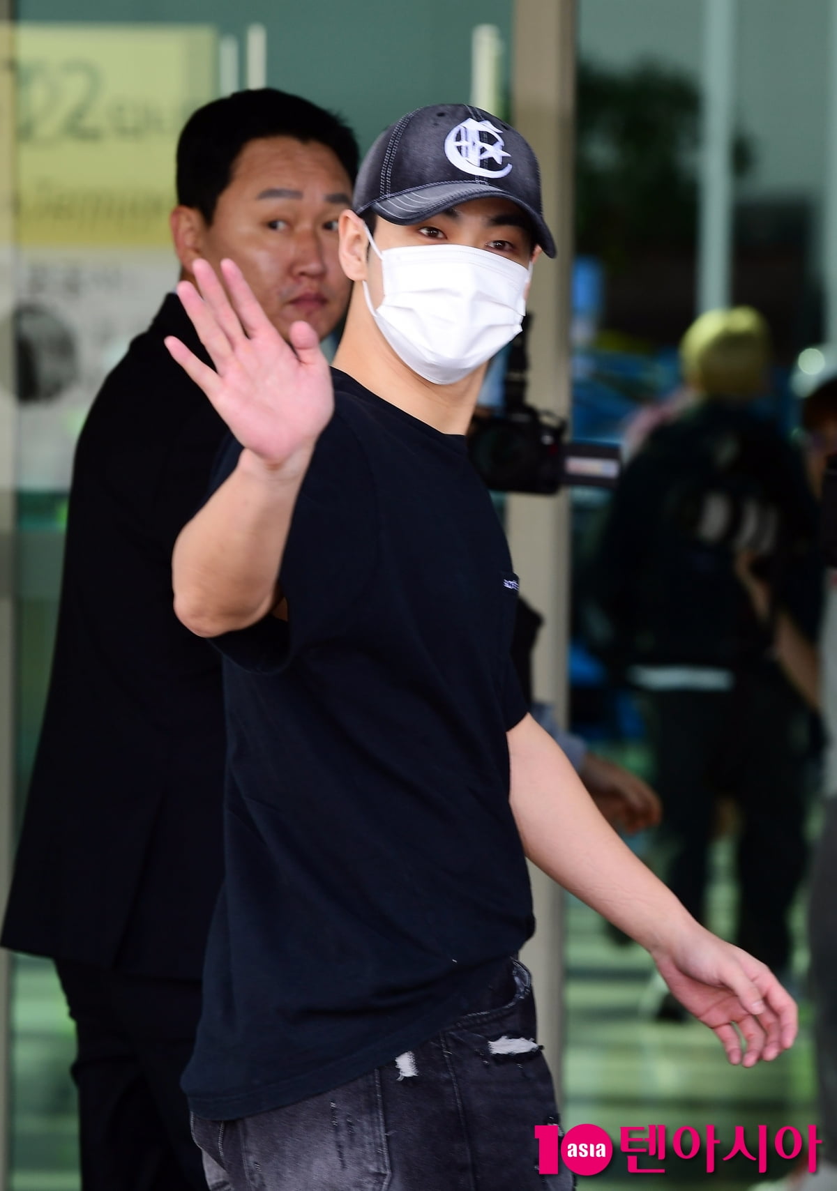 [TEN포토]백호 '여심 설레이는 손인사'