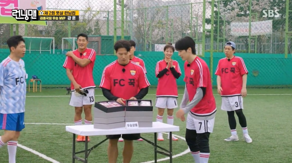 [종합] 강훈, 풋살 MVP 등극했다…'버저비터 골'로 김종국 팀 승리 이끌어 ('런닝맨')