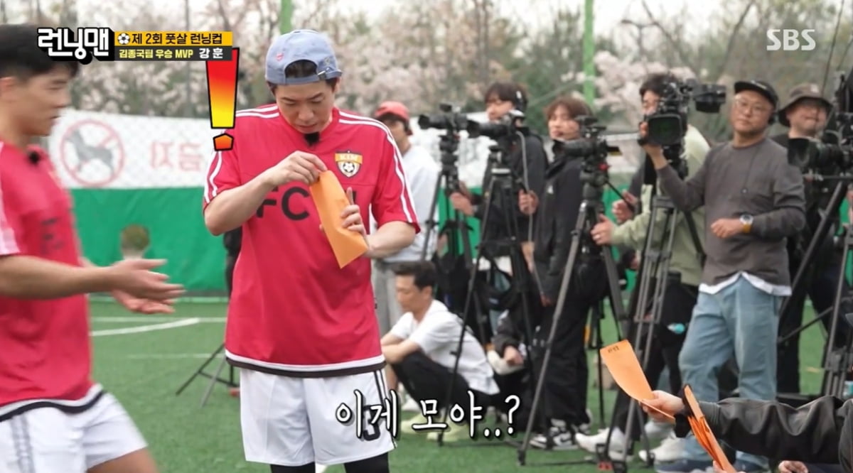 [종합] 강훈, 풋살 MVP 등극했다…'버저비터 골'로 김종국 팀 승리 이끌어 ('런닝맨')