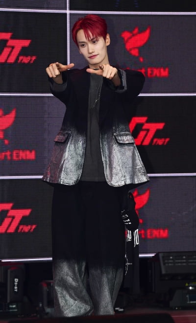 [TEN포토]티아이오티 금준현 '강렬한 레드'