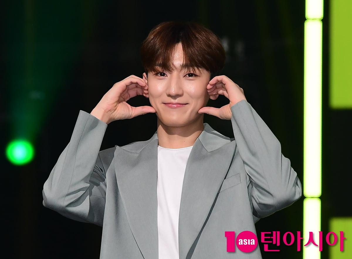 [TEN포토]정동환 '보조개 하트'