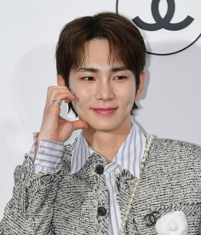 [TEN포토]샤이니 키 '여유 넘치는 하트'