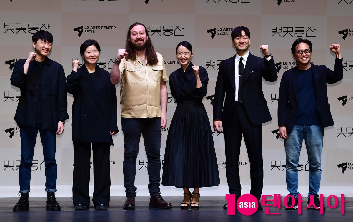 [TEN포토]연극 '벚꽃동산' 힘찬 파이팅!