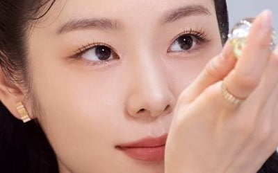 Kim Yuna, Leeds breaks again... Show off your elegance with a half-up hairstyle in a black dress