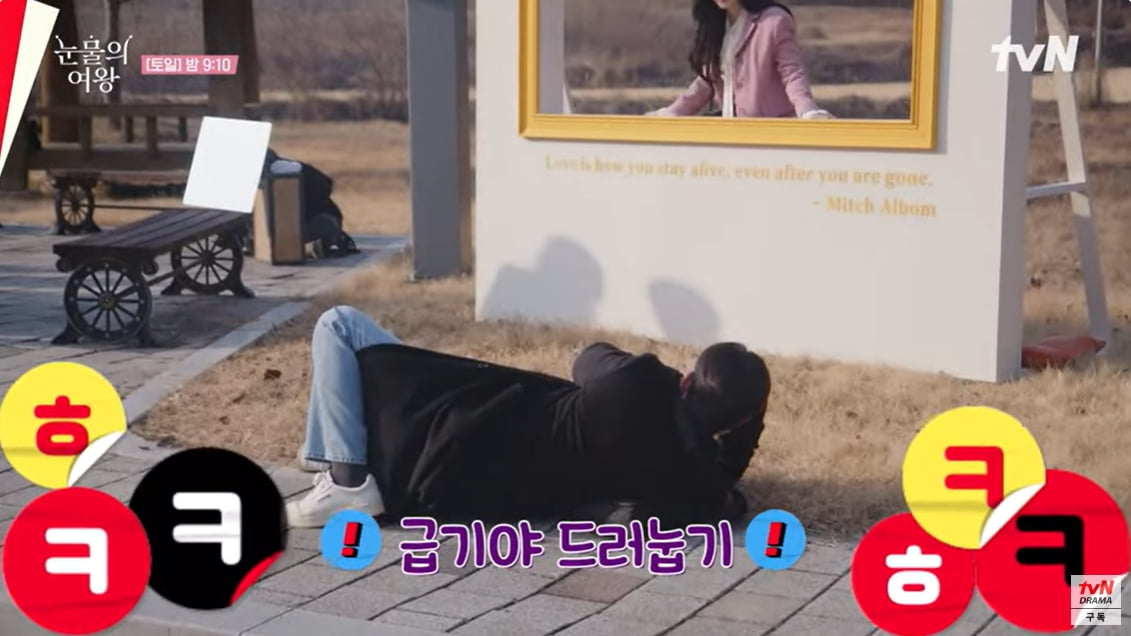 김수현, ♥김지원 위해 포토그래퍼 됐다…인생샷 위해 땅바닥에 드러눕기까지 ('눈물의 여왕')