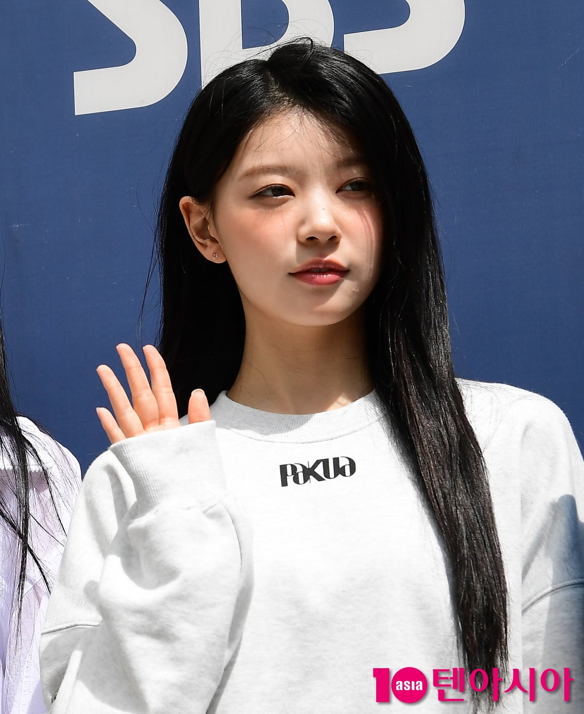 [TEN포토]아일릿 모카 '태양 아래 빛나는 미모'
