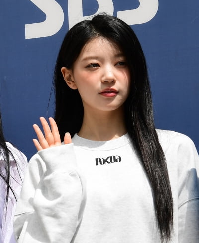 [TEN포토]아일릿 모카 '태양 아래 빛나는 미모'