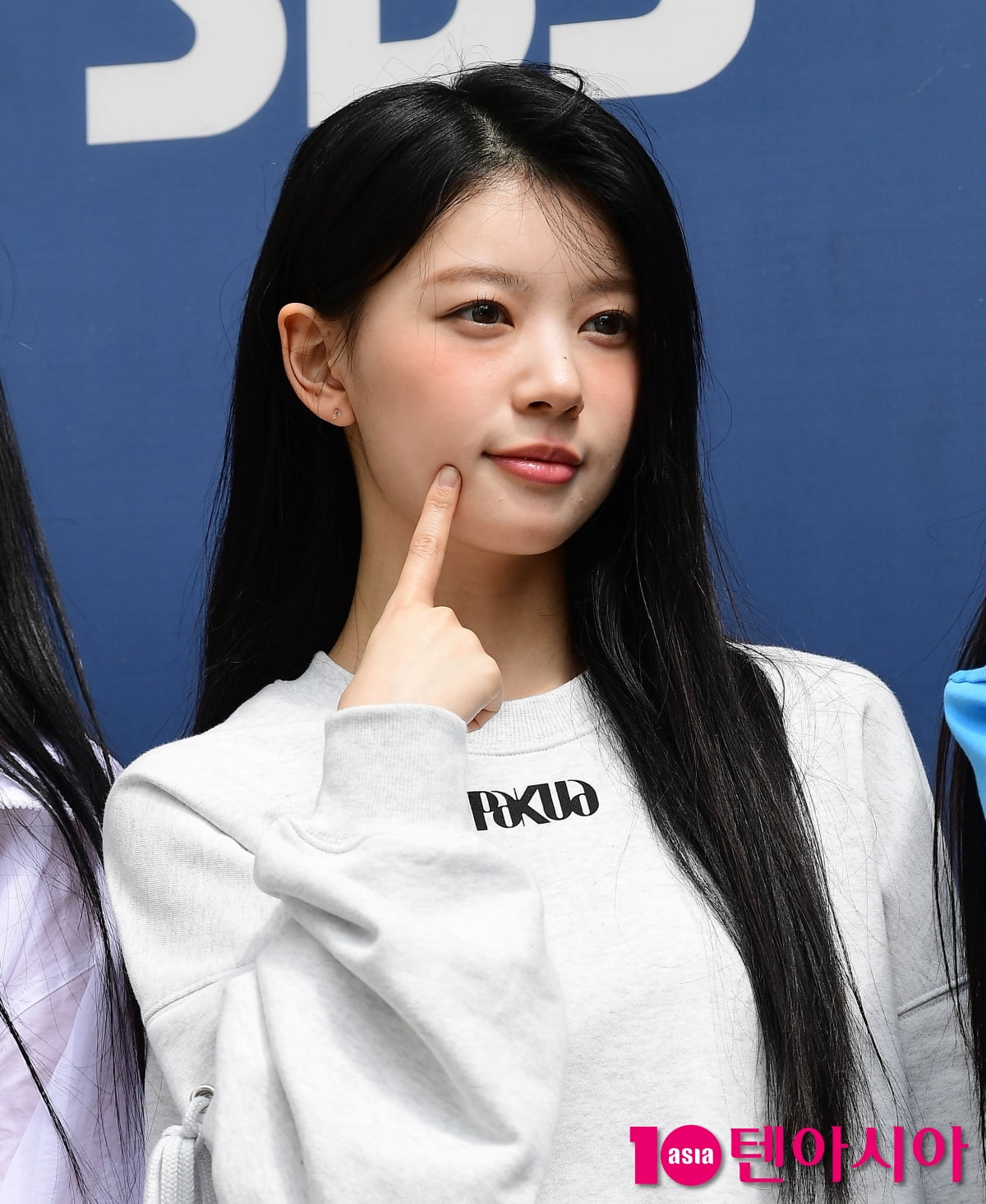 [TEN포토]아일릿 모카 '귀엽게 볼콕'