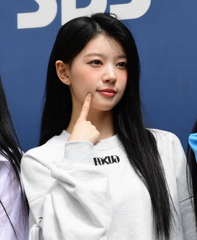 [TEN포토]아일릿 모카 '귀엽게 볼콕'