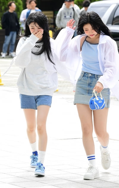 [TEN포토]아일릿 모카-원희 '바람도 질투하는 미모'