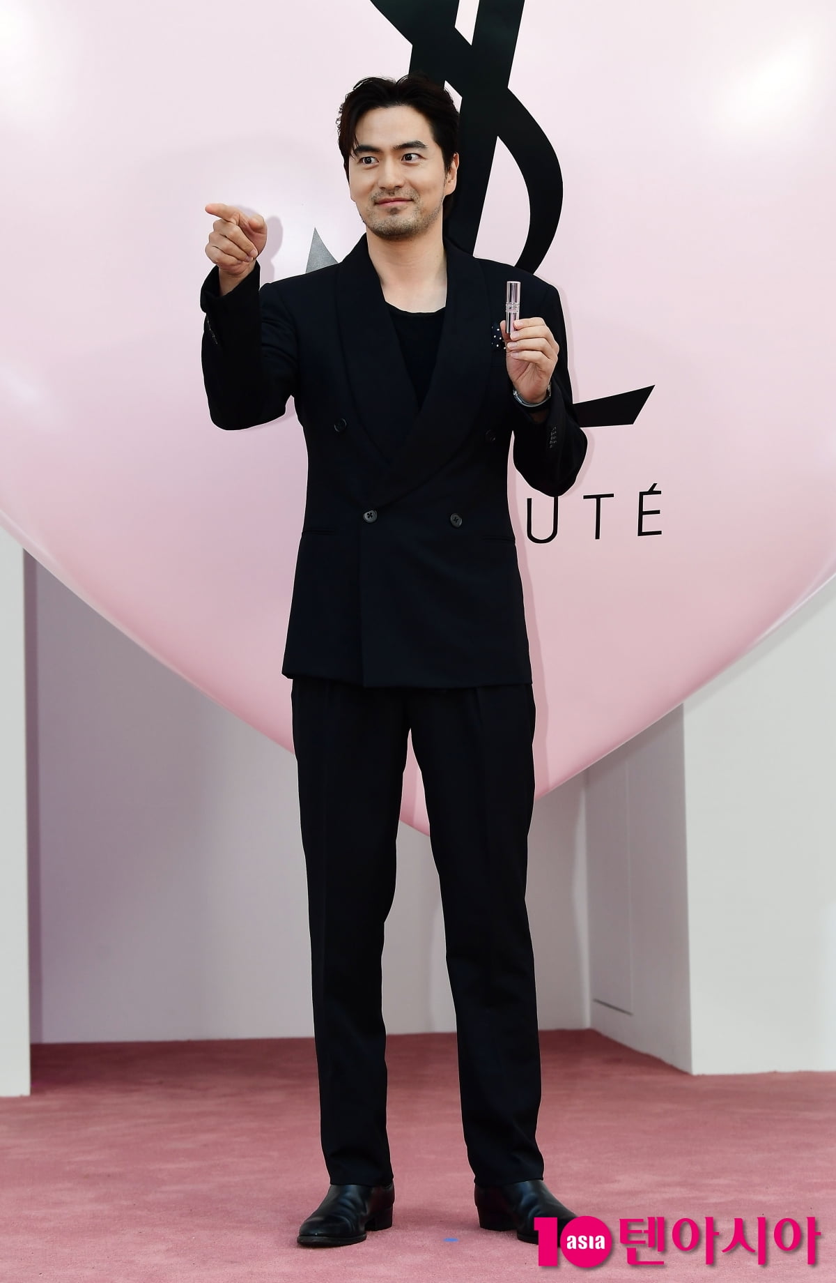 [TEN포토]이진욱 '완벽한 수트핏'