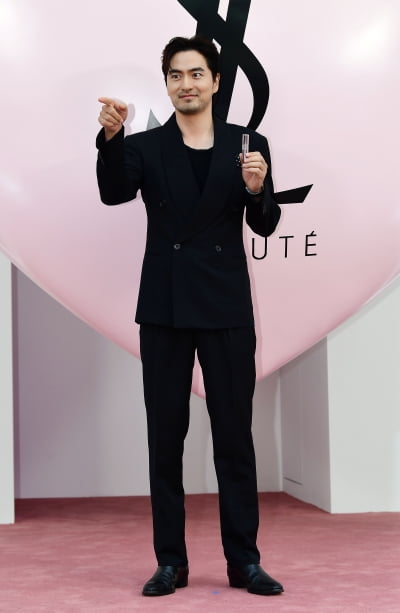 [TEN포토]이진욱 '완벽한 수트핏'