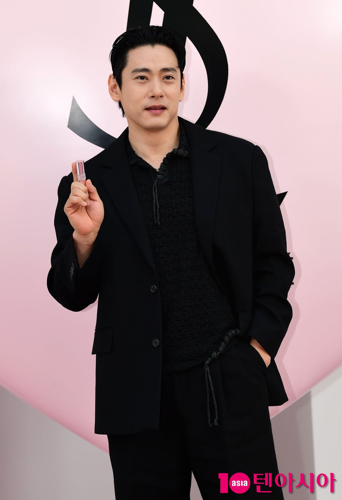 [TEN포토]유태오 '태평양 어깨'