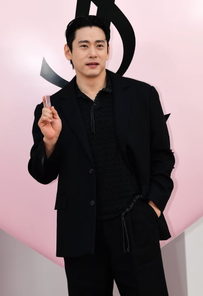 [TEN포토]유태오 '태평양 어깨'