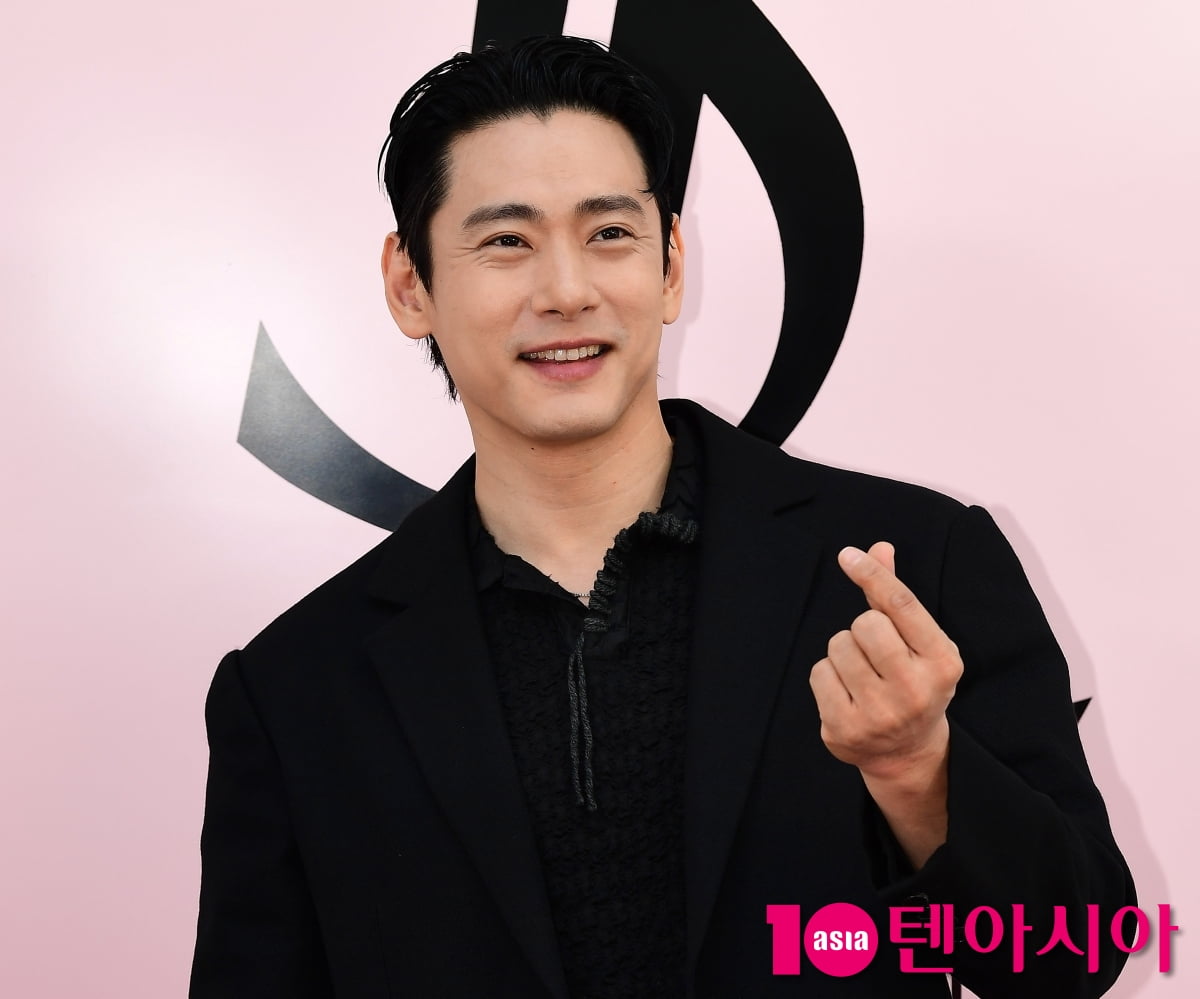 [TEN포토]유태오 '상남자의 러블리 하트'