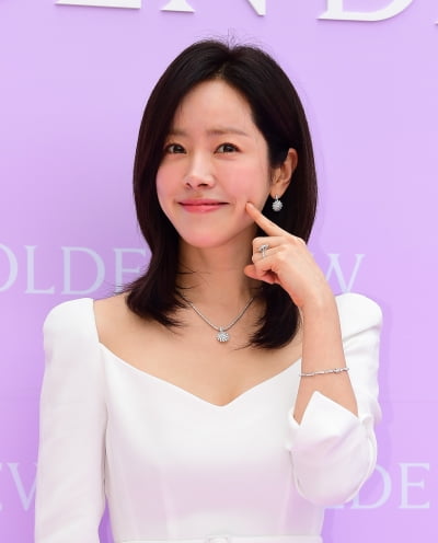 [TEN포토]한지민 '귀엽게 볼콕'
