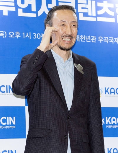 [TEN포토]한기범 '터프한 하트'
