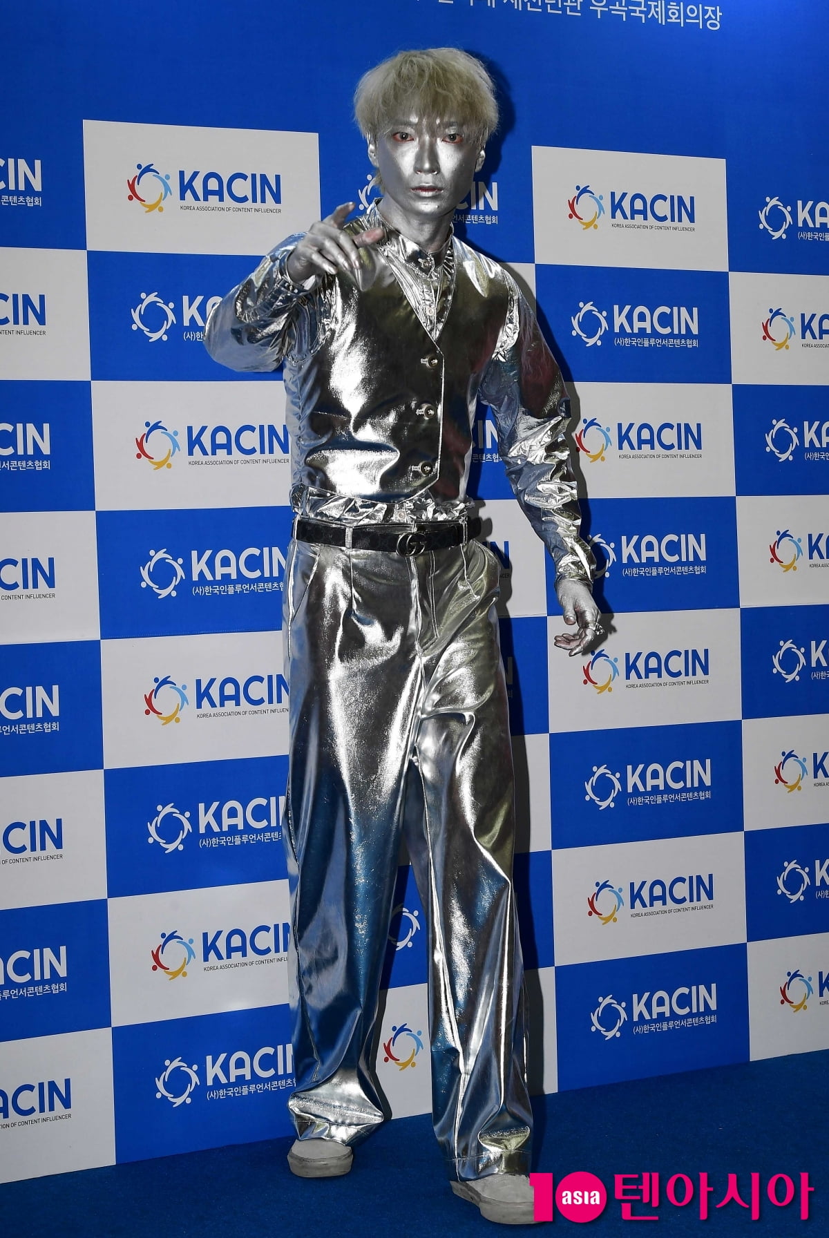 [TEN포토]양철인간 '반짝반짝 빛나는 은빛하트'