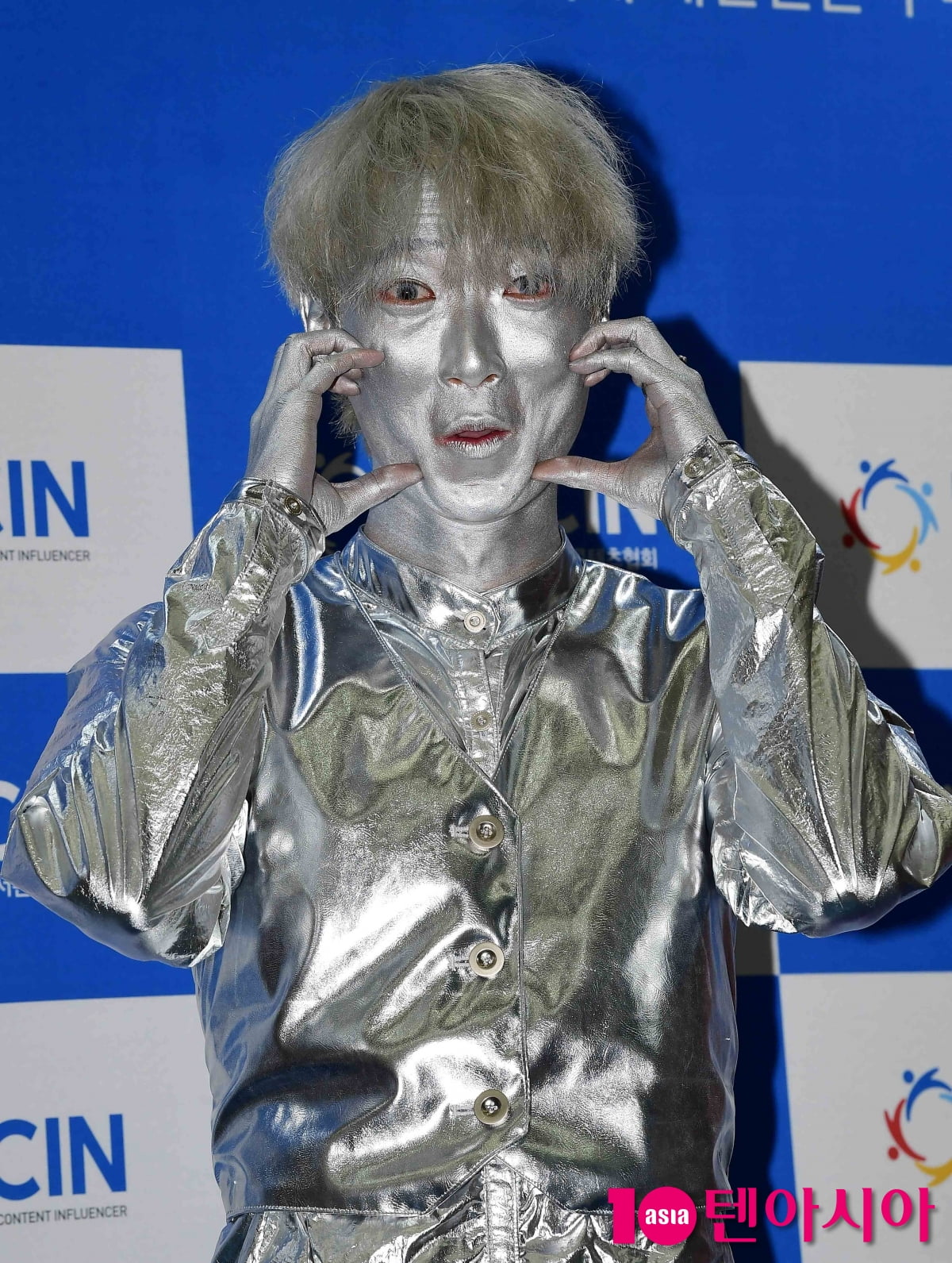 [TEN포토]양철인간 '반짝반짝 빛나는 은빛하트'