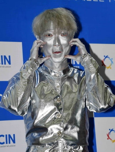 [TEN포토]양철인간 '반짝반짝 빛나는 은빛하트'
