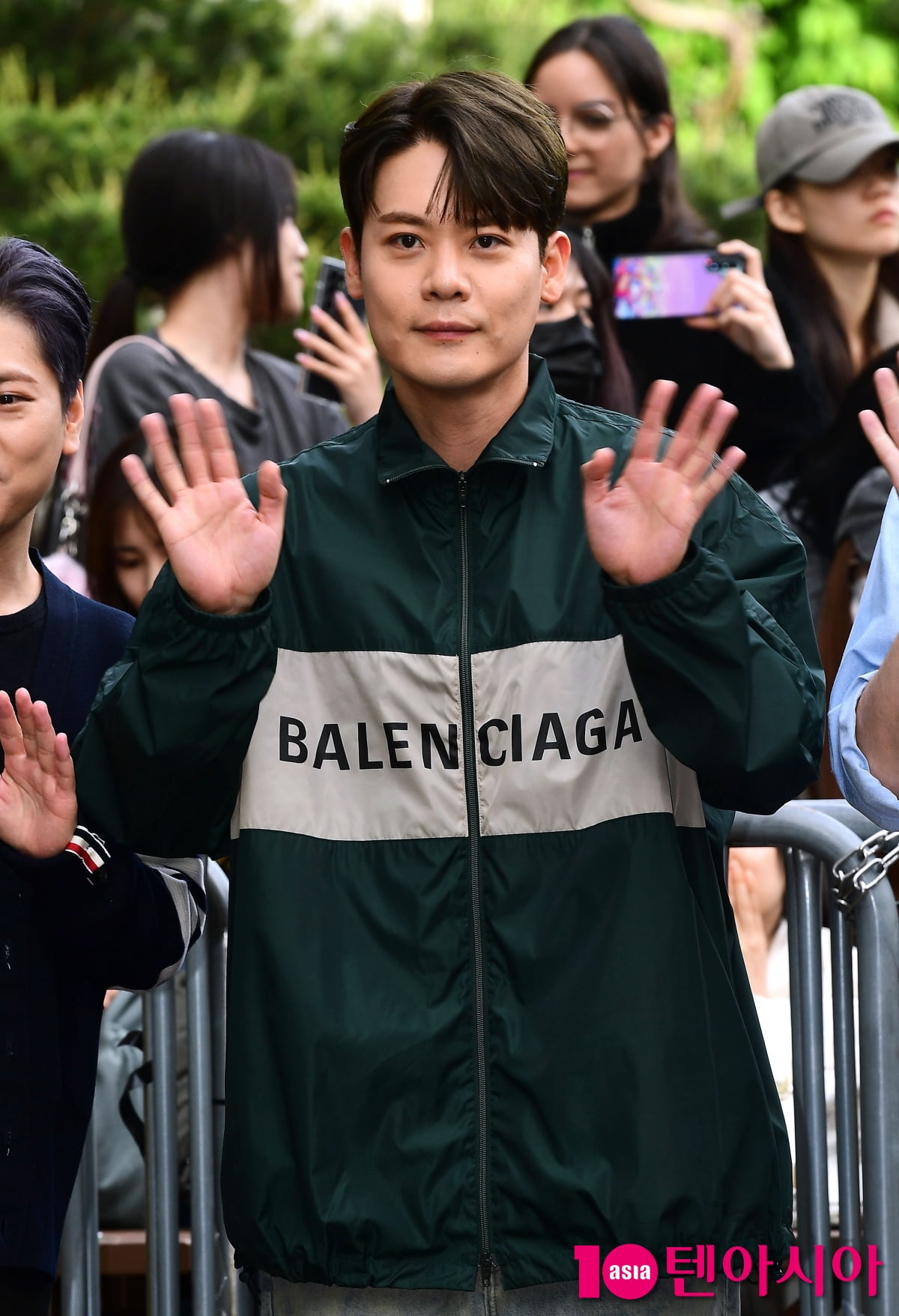 [TEN포토]라포엠 유채훈 '손 흔드는 남신'