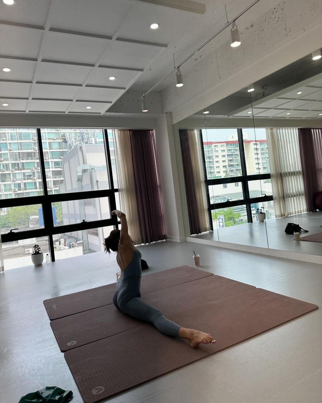 '정경호♥' 최수영, 가로로 다리찢기 '완전한 일자'…뼈마름 아닌 의외의 근육질