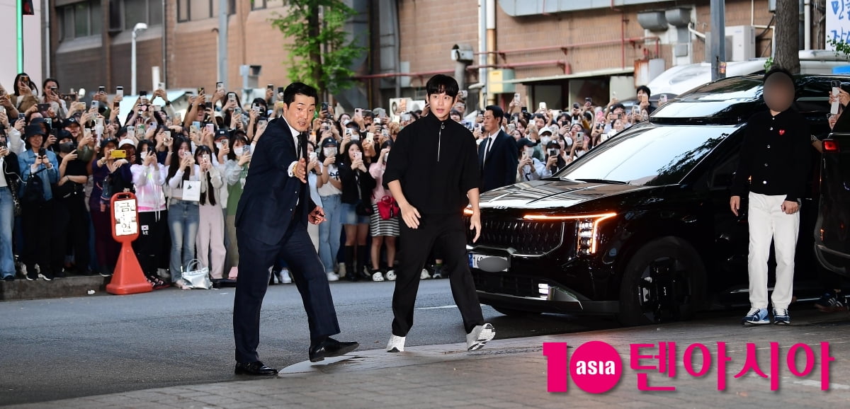 김수현, 눈물 버튼 백현우...오늘은 웃었다[TEN포토+]