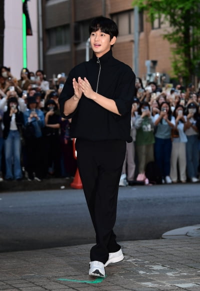 [TEN포토]김수현 '수 많은 팬들과 취재진에 깜짝이야'(눈물의 여왕 종방연)