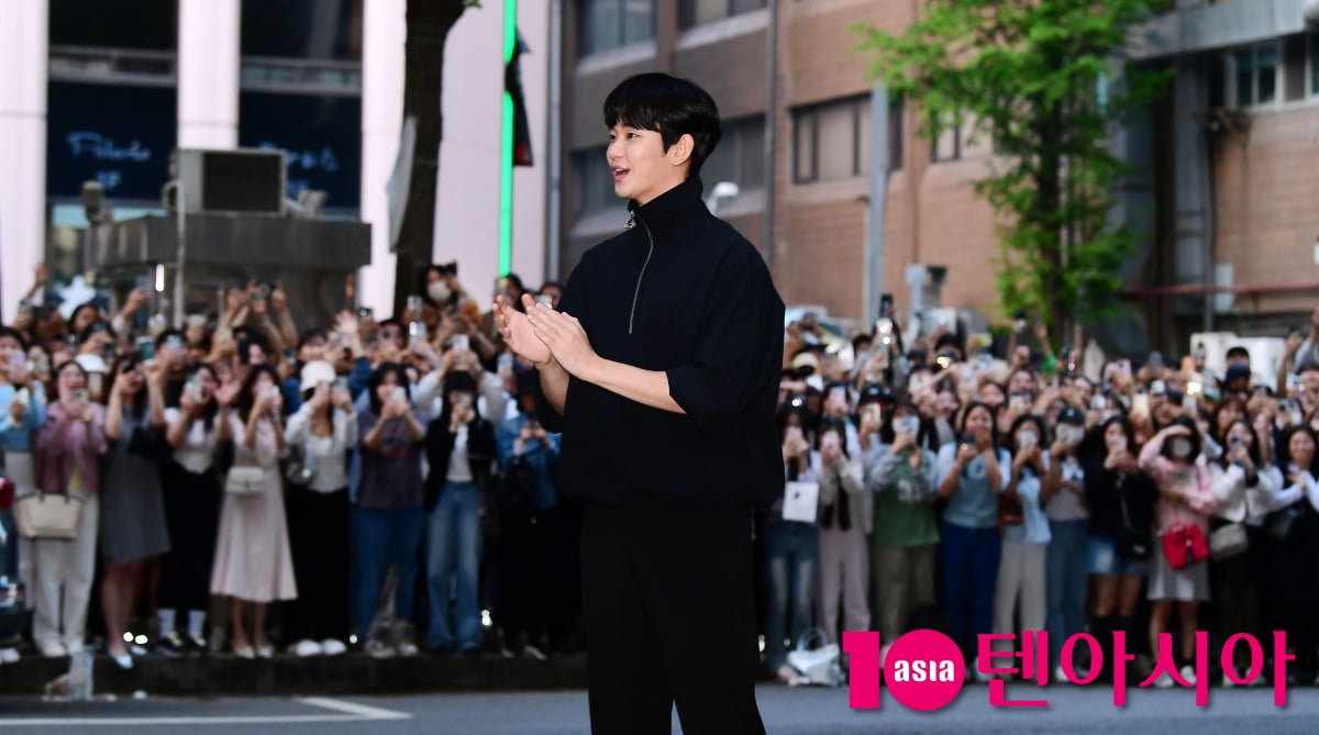 [TEN포토]김수현 '얼떨떨한 백현우'(눈물의 여왕 종방연)