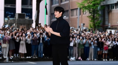 [TEN포토]김수현 '얼떨떨한 백현우'(눈물의 여왕 종방연)