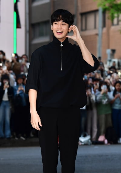 [TEN포토]김수현 '호탕한 하트'(눈물의 여왕 종방연)