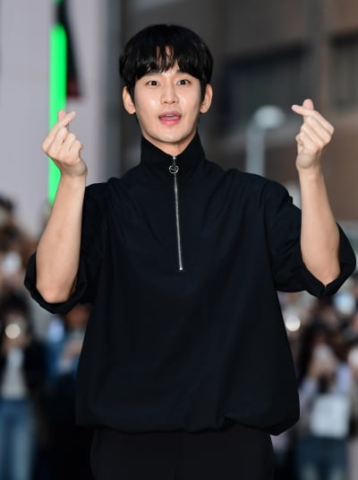 [TEN포토]김수현 '눈물의 여왕 사랑해주셔서 감사'(눈물의 여왕 종방연)