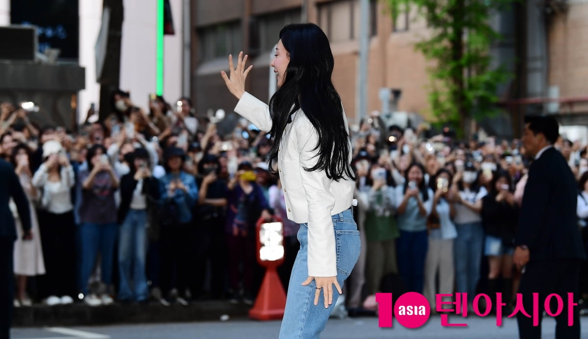 [TEN포토]김지원 '팬에게 인사하는 홍해인'(눈물의 여왕 종방연)