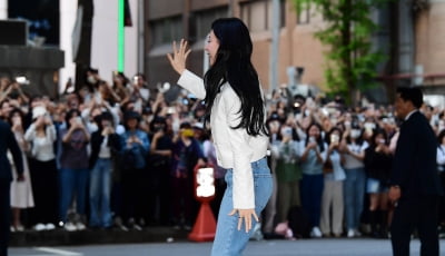 [TEN포토]김지원 '팬에게 인사하는 홍해인'(눈물의 여왕 종방연)