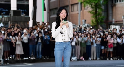 [TEN포토]김지원 '팬을 보니까 인기가 실감나네요'(눈물의 여왕 종방연)