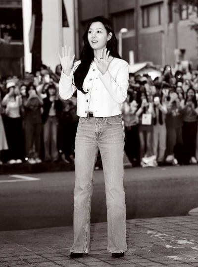 [TEN포토]김지원 '흑백 뚫고 나오는 아우라..분위기 여신'(눈물의 여왕 종방연)