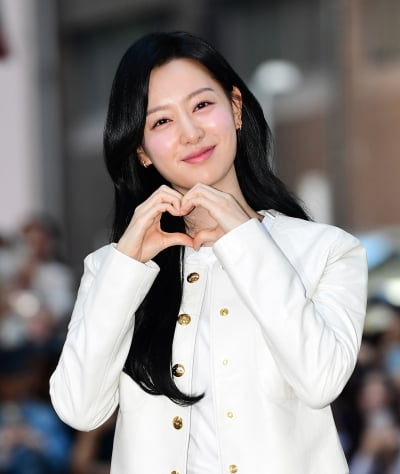 [TEN포토]김지원 '여왕 미소에 빠져든다'(눈물의 여왕 종방연)