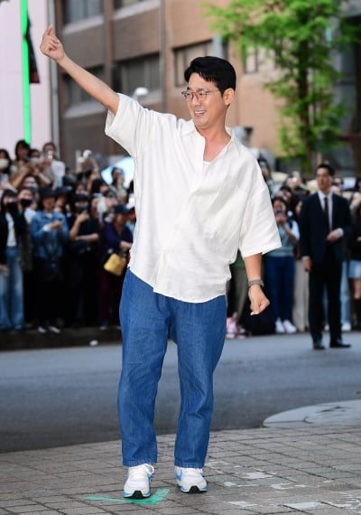 [TEN포토]김도현 '하트 보내는 백현태'(눈물의 여왕 종방연)