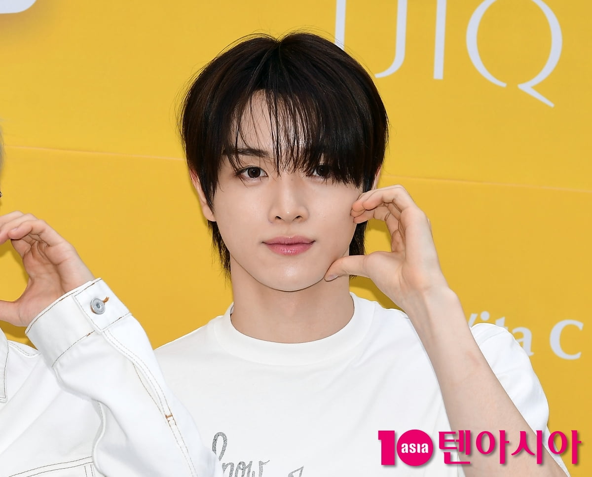 [TEN포토]라이즈 성찬 '러블리 볼하트'