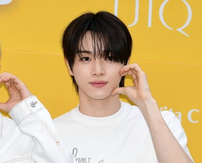 [TEN포토]라이즈 성찬 '러블리 볼하트'