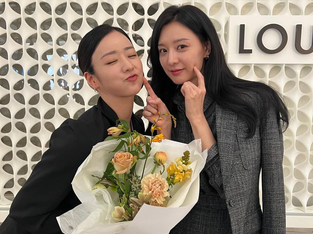 '워킹맘' 윤보미, '재벌' 김지원과 훈훈한 미모 대결…'눈물의 여왕' 종방 기념 사진 대방출