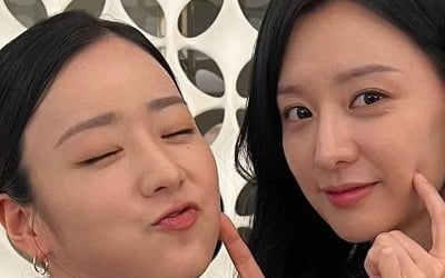 '워킹맘' 윤보미, '재벌' 김지원과 훈훈한 미모 대결…'눈물의 여왕' 종방 기념 사진 대방출