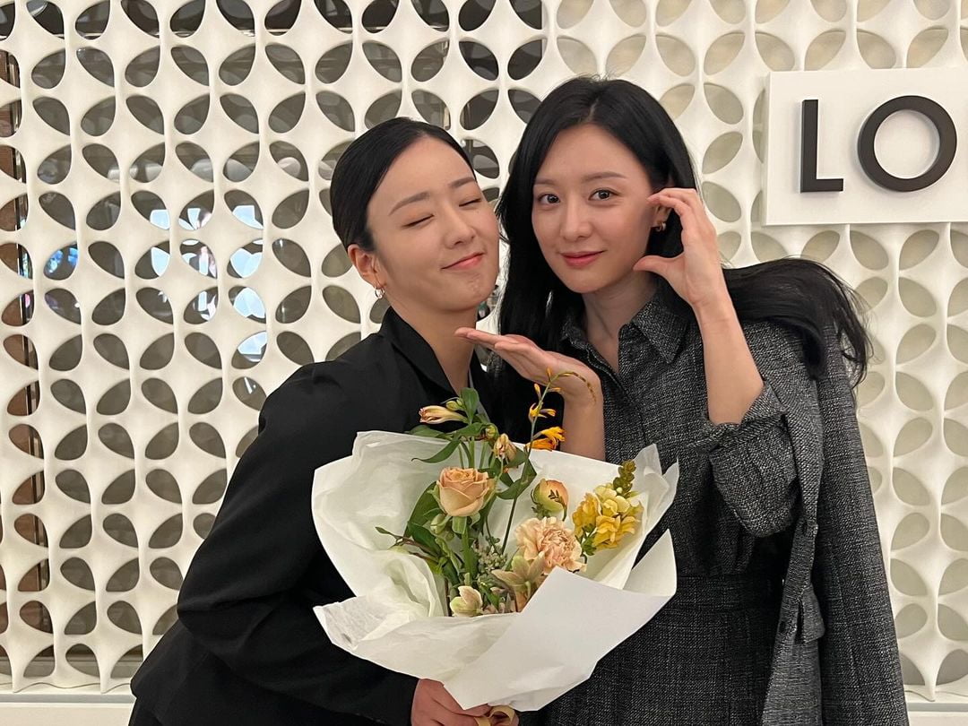 '워킹맘' 윤보미, '재벌' 김지원과 훈훈한 미모 대결…'눈물의 여왕' 종방 기념 사진 대방출