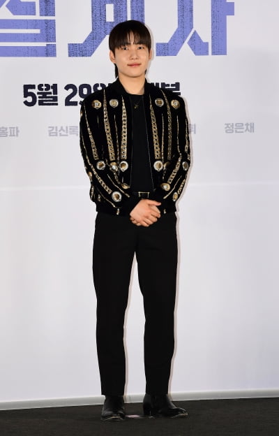 [TEN포토]탕준상 '화려한 의상'
