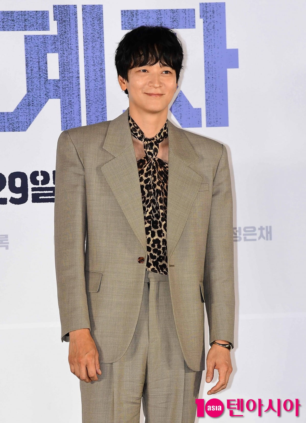 [TEN포토]강동원 '홀터넥으로 남다른 감각'