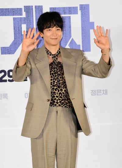 [TEN포토]강동원 '월요병 날리는 인사'
