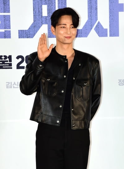 [TEN포토]이현욱 '빠져드는 미소'