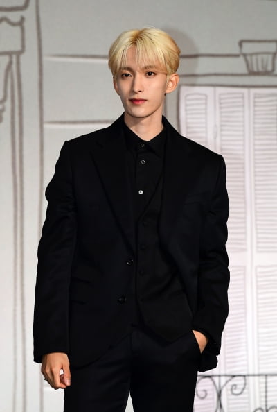 [TEN포토]세븐틴 도겸 '진지한 포토타임'
