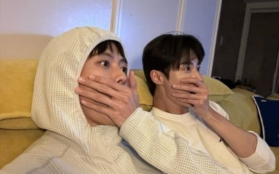 Byeon Woo-seok and Joo Woo-jae reveal a pose with their mouths covered