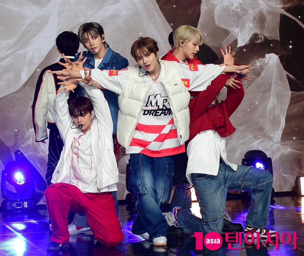 [TEN포토]더킹덤 '현대복장으로 제2막 시작'